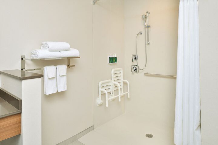 Room 16 of 38