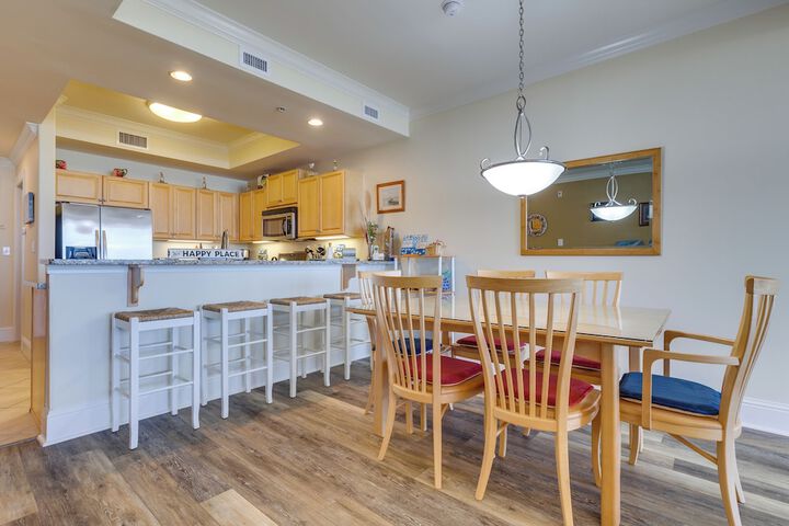 Beachfront Dauphin Island Condo w / 2 Pools & Sauna