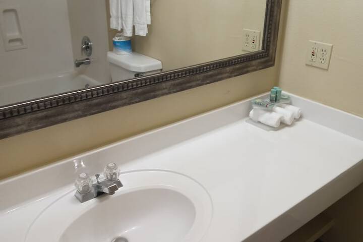 Sunday House Inn and Suites