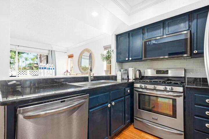5bed 3bath Private gated community home 7miles to Downtown La close to Disney