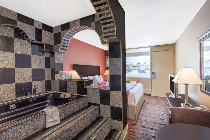 Room 9 of 18