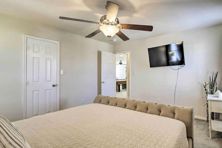 Luxe Home 30 Miles to Houston w / Pool & Grill