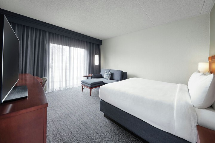 Courtyard by Marriott St. Louis Westport Plaza