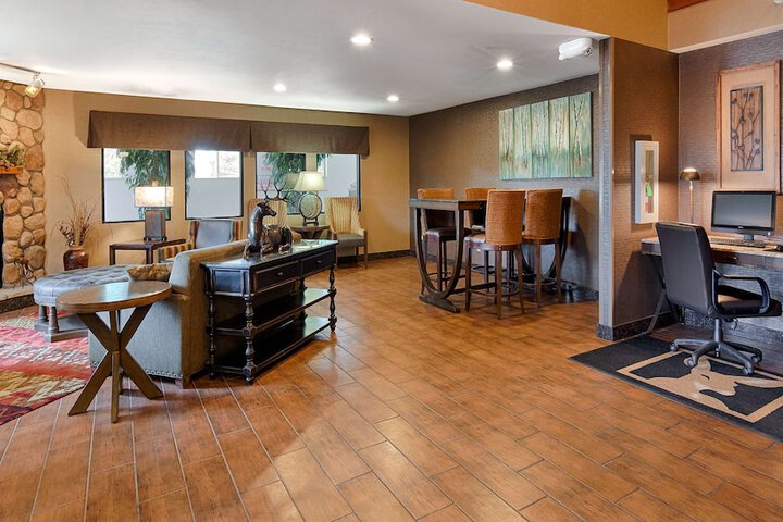 Best Western Plus Deer Park Hotel & Suites