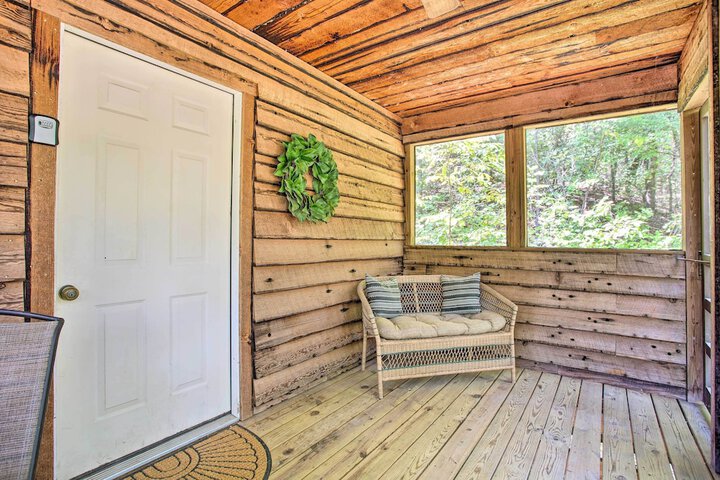Bright Davis Escape w / Screened-in Porch!