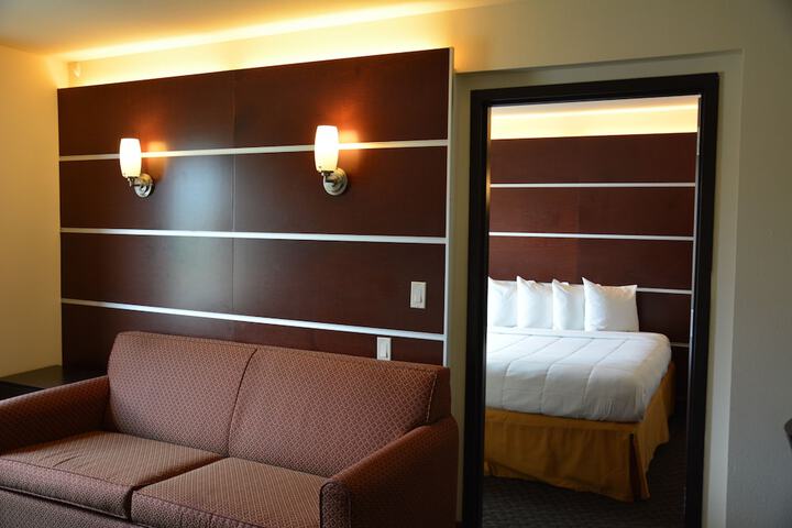 Days Inn & Suites by Wyndham Milwaukee