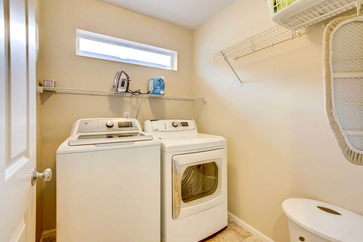 Spacious Kent Home Near Seatac Airport w / Patio