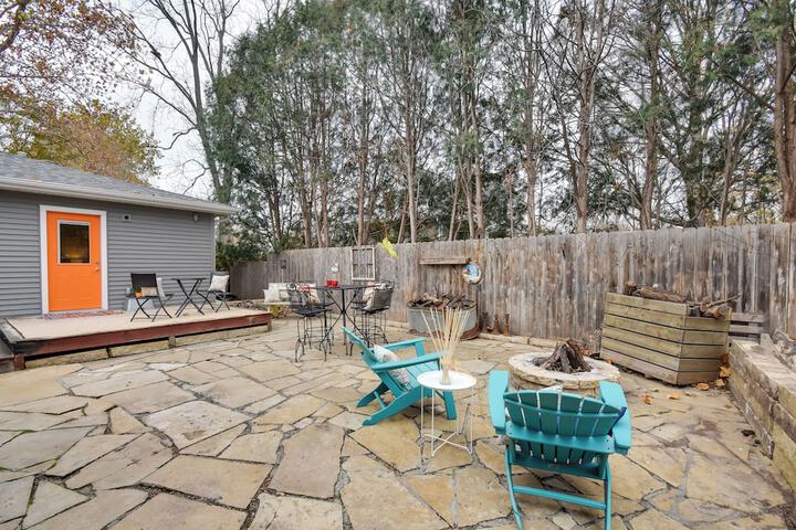 Eclectic Iowa City Cottage w / Fire Pit!