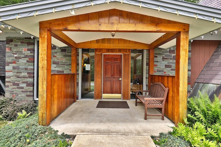 The Birch Ridge: Family Room #11 - Queen / bunkbed Suite in Killington Vermont 1 Bedroom Home