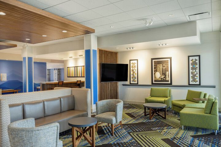 Holiday Inn Express & Suites Watertown by IHG