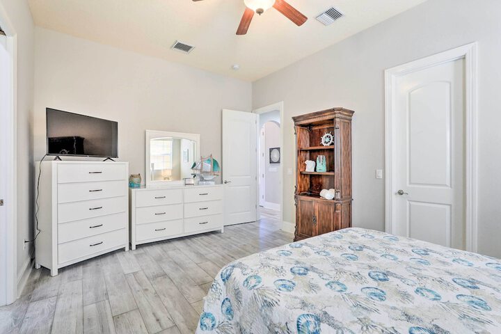 Apollo Beach House w / Private Pool + Hot Tub