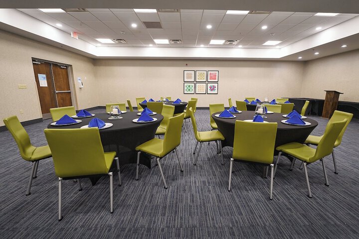 Holiday Inn Express Charleston-Civic Center by IHG