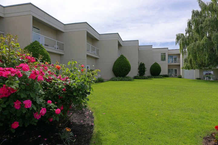 Hotel Exterior 66 of 71