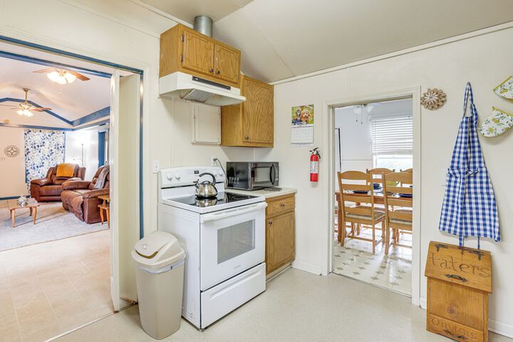Clanton Cottage w / Charcoal Grill & Porch!