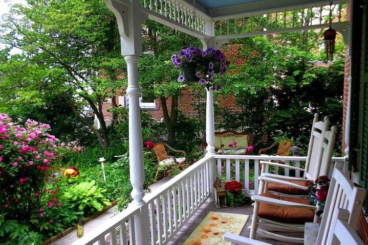 Historic Iron Horse Inn