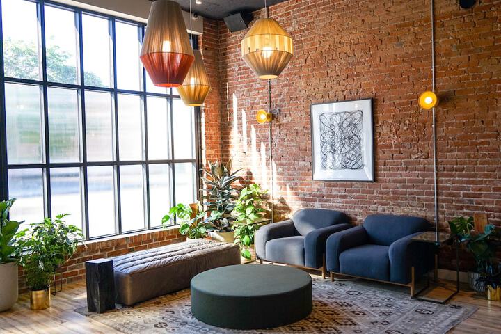 Lounge 43 of 46