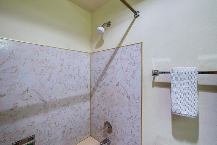 37SLL - Economical - Convenient - Kitchenette - Sleeps 2