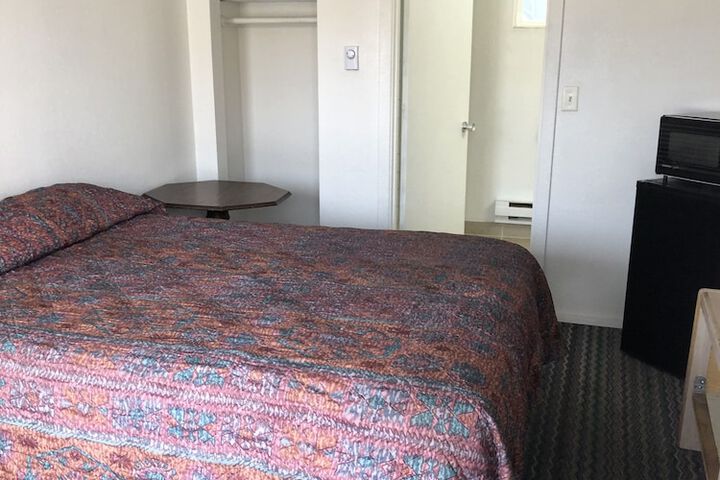 Room 10 of 16
