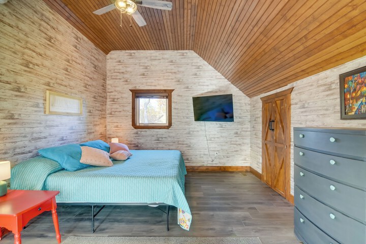 Hike & Climb: Pet-friendly Red River Gorge Cabin!