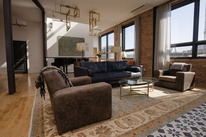 Lounge 96 of 105