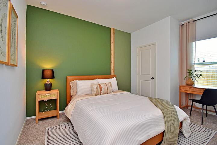 Long-term Stays Family-friendly Communal Pool!