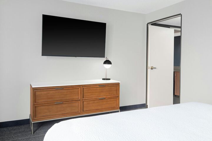 Courtyard by Marriott Cleveland Airport South