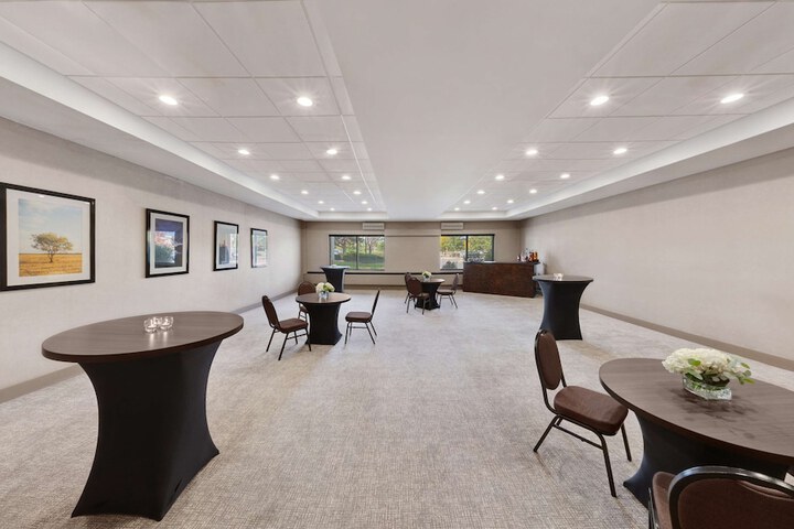 Embassy Suites by Hilton Milwaukee Brookfield