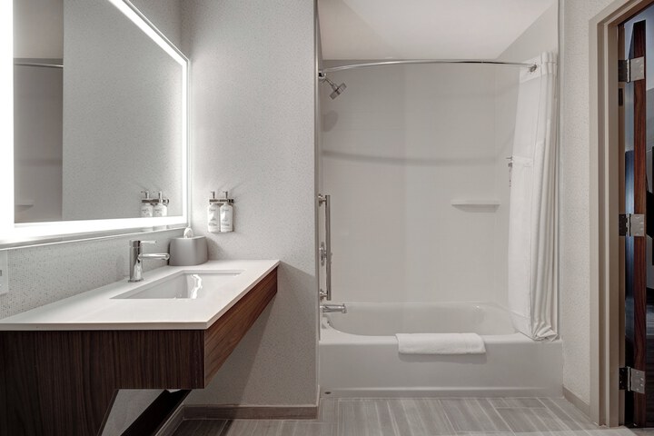 Holiday Inn Express & Suites Glendale Downtown by IHG