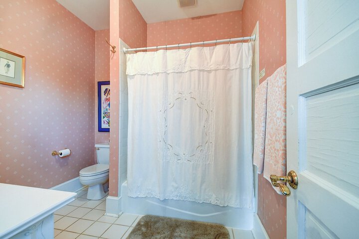 Room 25 of 76
