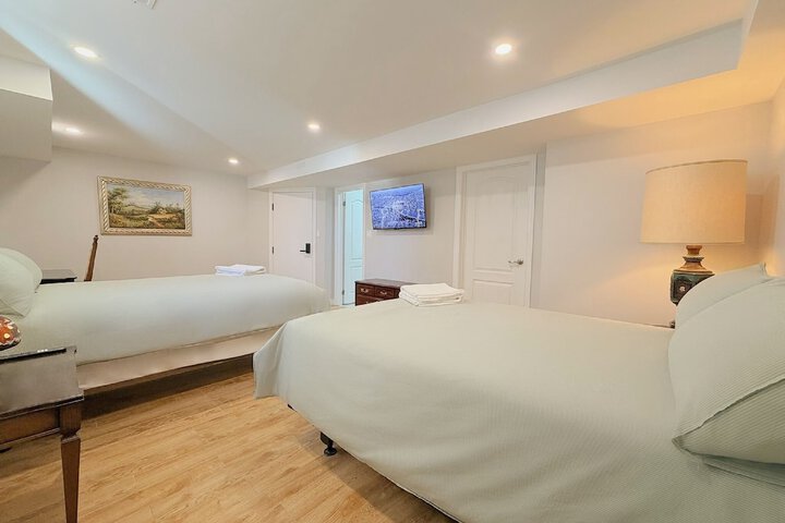 Cozy Rooms in Bright Walkout Suite - Newly Renovated 2026