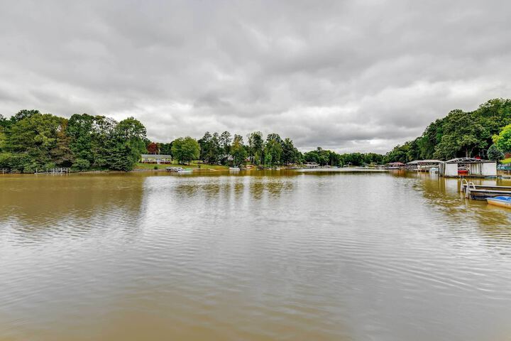 Lake Norman Getaway w / Pool Access + Kayaking!