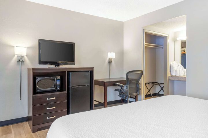 Days Inn by Wyndham Wrightstown McGuire AFB / Bordentown