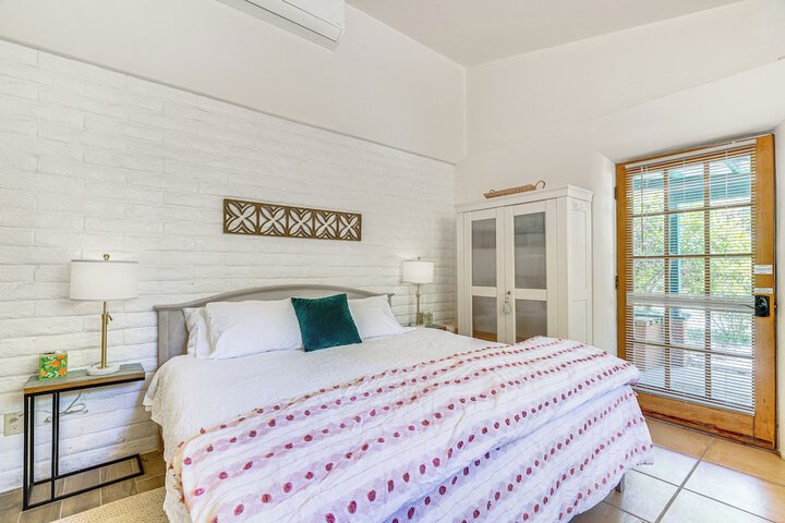 Casa Paloma Studio: Artsy & Airy w / Hot Tub Access