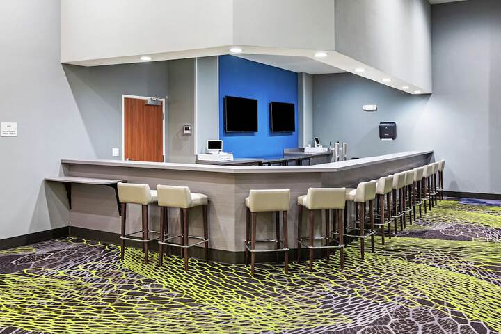 Lounge 20 of 22