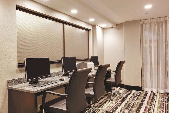 La Quinta Inn & Suites by Wyndham Detroit Metro Airport