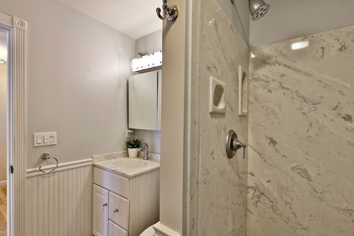 The Birch Ridge: Owners Suite #5 - Queen / sofa Bed Suite in Killington. Hot Tub. Renovated. 1 Bedroom Home