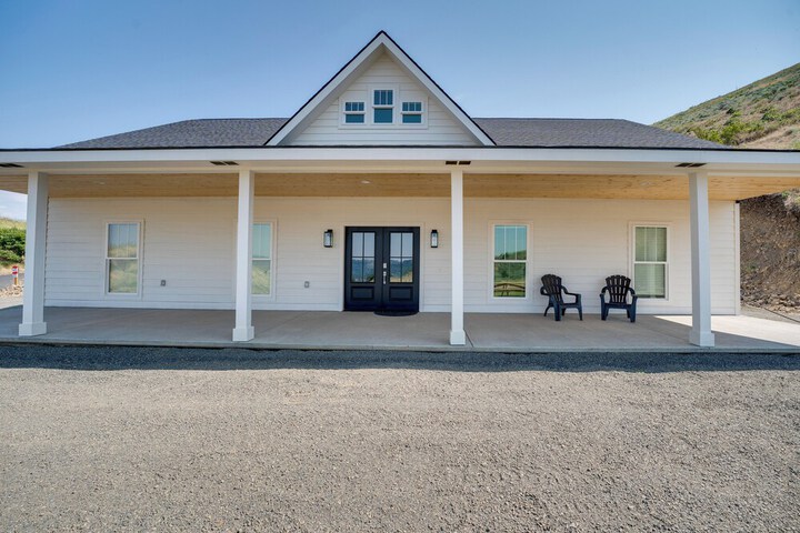 Lake Roosevelt Getaway w / Lake + Mountain Views!