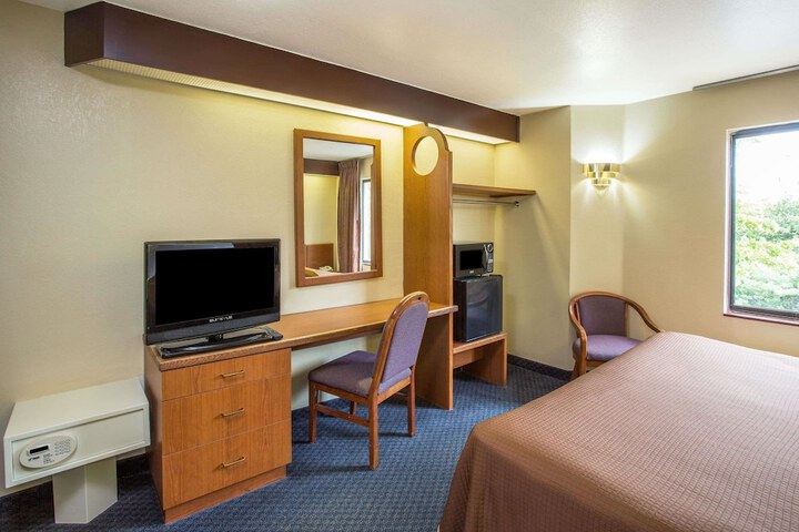 Room 8 of 16