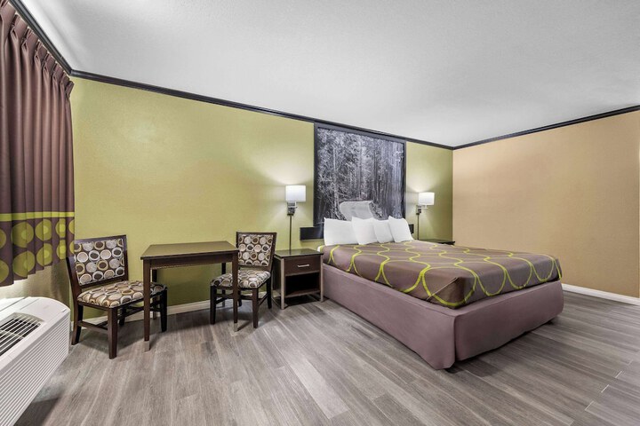 Super 8 by Wyndham Crescent City