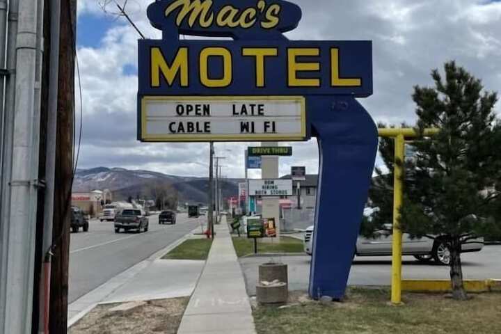 Macs Motel