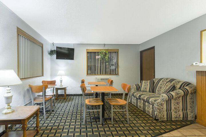 Super 8 by Wyndham Twinsburg / Cleveland Area