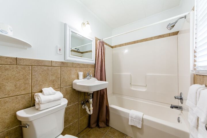 Room 4 of 8
