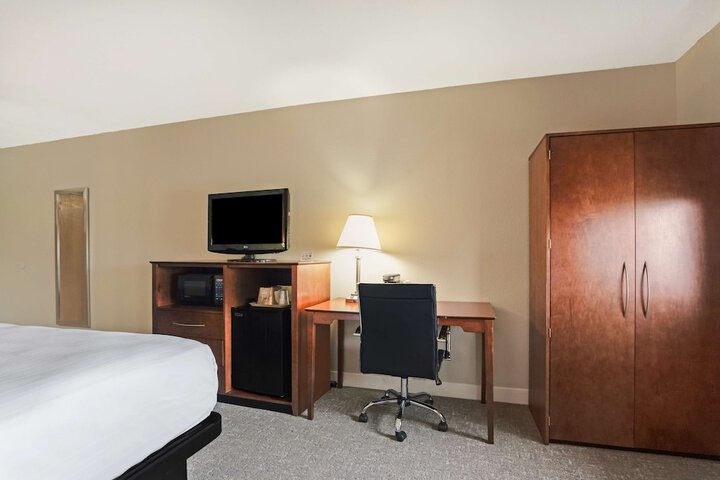 Room 6 of 32