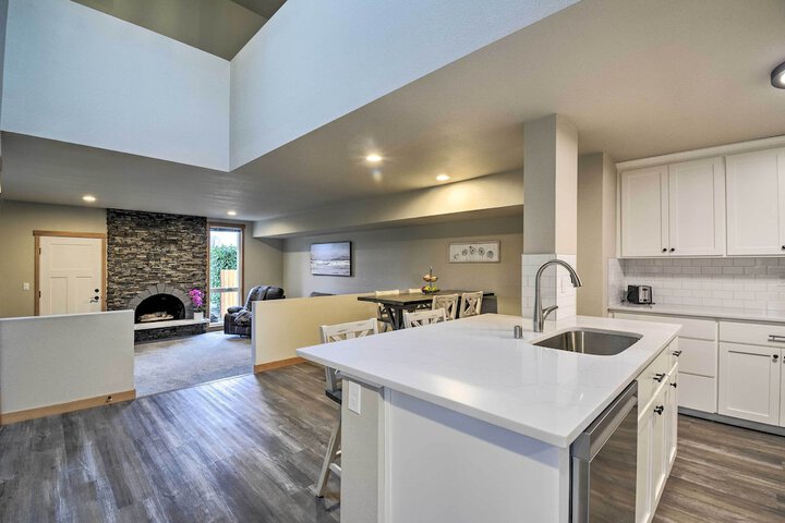 Luxurious Tacoma Retreat w / Quartz Countertops!