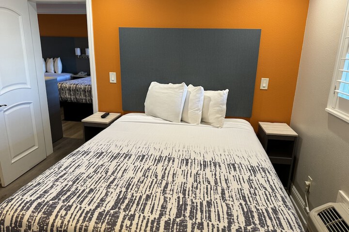 Room 13 of 38