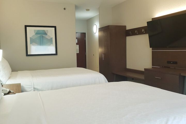 Room 32 of 47