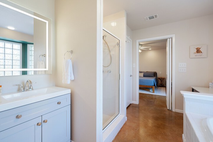2br Texas Countryside Home w / Hot Tub!