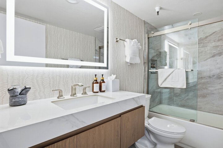 456 Embarcadero Inn & Suites
