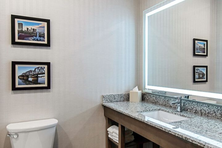Comfort Suites Grove City - Columbus South