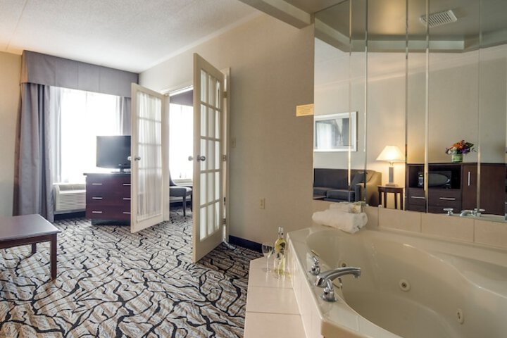 Monte Carlo Inn Oakville Suites